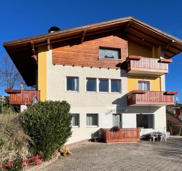 Casa Vacanze A Romeno Exteriör bild